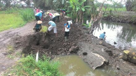 Warga Dusun Jejeran II Kerja Bhakti Perbaiki Bangket Sungai dan Jalan  yang Rusak Akibat Banjir