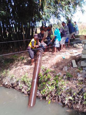 Gapoktan Kerja Bhakti Memasang Lalang Air yang Rusak Akibat Banjir 28 November 2017