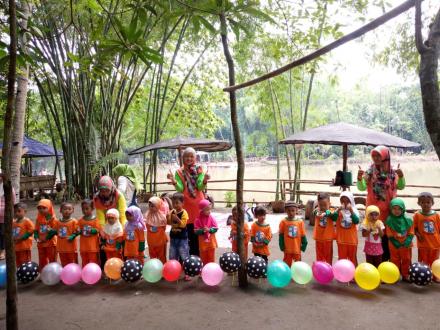 Ulang Tahun PAUD Insan Cendekia Dusun Jejeran I di taman Glugud
