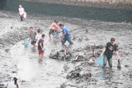 Warga Beramai Ramai Cari Ikan di Dam Brajan   