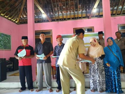 Carik Desa Wonokromo Serahkan 191 Sertifikat Tanah Program PTSL 2019