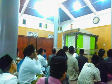 Ziaroh Kubur Santri dan Pemuda ke  Makam Kyai Nur Muhammad Salaman dan Kyai Dalhar Muntilan Magelang
