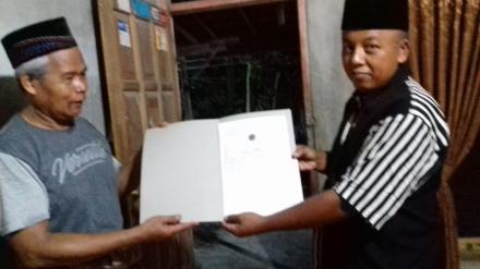 Penyerahan Akta Kematian Amat Djaelani oleh Ketua RT 003 Dusun Ketonggo