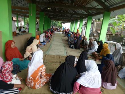 Antusias Warga Dusun Ketonggo Ziarah Kepada Sesepuh Dusun Sebagai Rangkaian Pengajian Isro' Mi'roj  